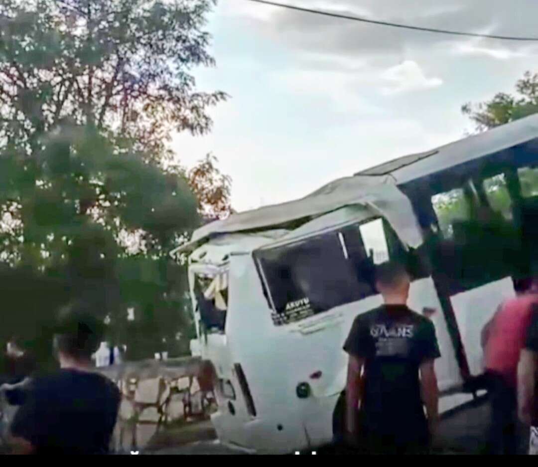 Muğla’da Okul Servisi Garaja Çarparak Durdu